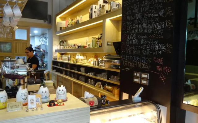 Meow G Cafe Hostel