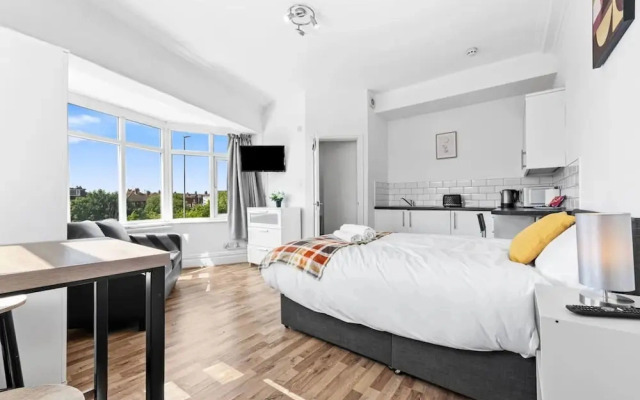 Stylish Studio Room in Leeds Private Ensuite Street Parking