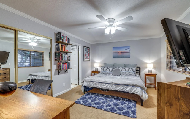 Walk to Park: Scottsdale Condo w/ Community Pool!