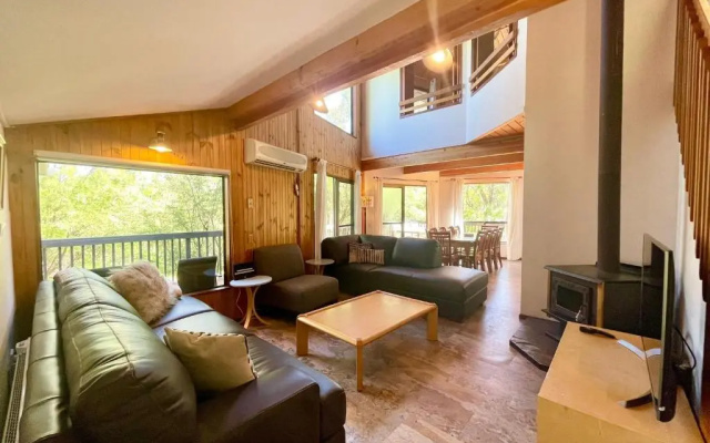 Sublime Cedar Lodge Leura