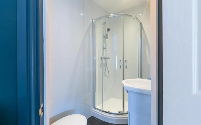 Contractor & Leisure & En-Suite Bathrooms & Free Parking