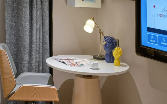 Fengyue Light Fashion Hotel (Guangzhou Baiyun Airport Renhe Metro Station Branch)