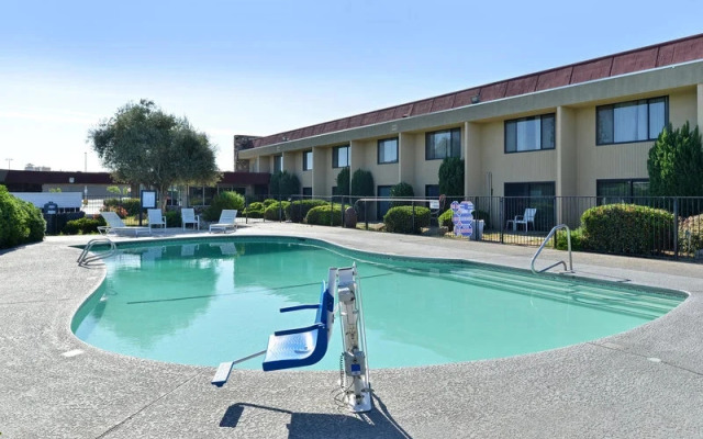 Rodeway Inn & Suites