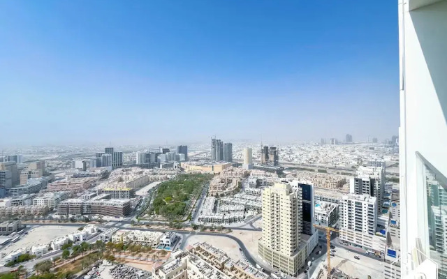 Luxury 1BR Balcony, Pool, Gym Prime Location