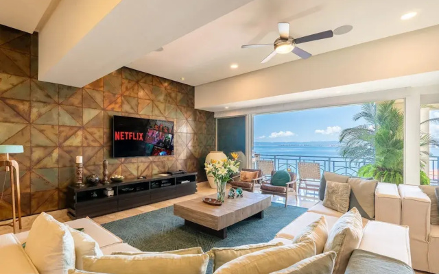 Ocean Front Amazing Views and Location Sleeps 8