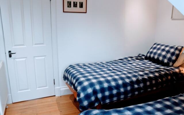 Отель 1 Bedroom Penthouse Apartment On Royal Mile Великобритания, Эдинбург - отзывы, цены и фото номеров - забронировать отель 1 Bedroom Penthouse Apartment On Royal Mile онлайн комната для гостей