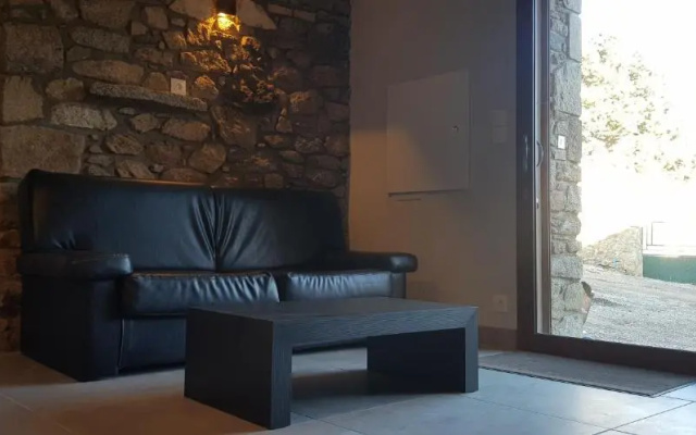 Grange de Caractere En Pierre Al Badiu