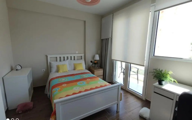 The Bright House a two-storey maisonette in Loutraki