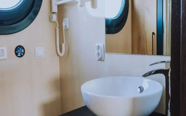 Houseboat at Marina With Lake Views