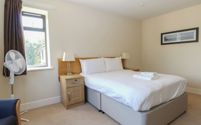 Marine Court First-floor Double Bedroom With Bathroom