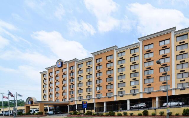 Отель Quality Inn & Suites New York Avenue вид на фасад