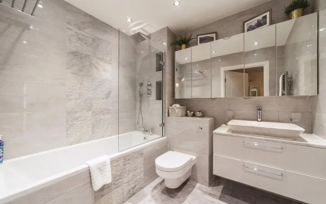 Cosy 2-bed Poplar Flat w/ City Views