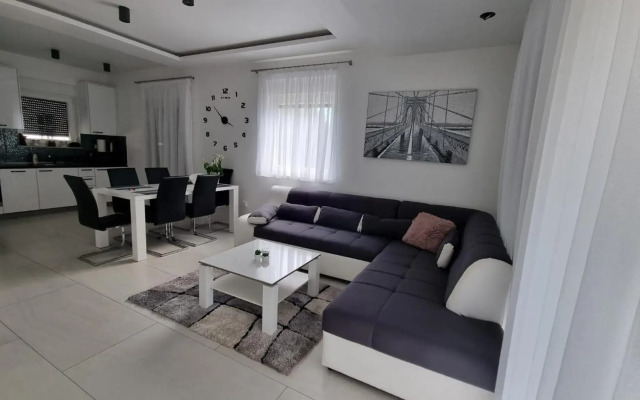 Holiday House Gavran