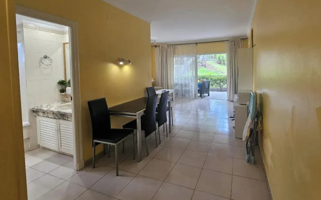 1 Bed Apt Sleeps 5 - Indoor Pool - Free Parking