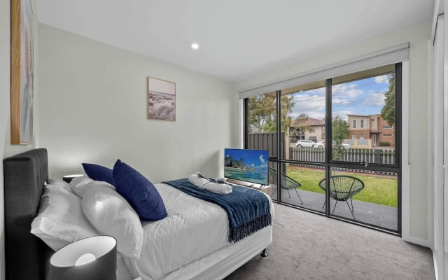 Luxurious 3-bedroom Townhouse in Charming Maidstone 7 KM TO CBD