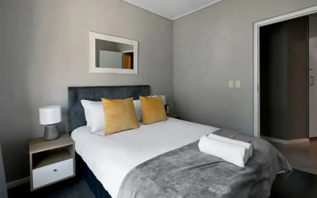 Modern 3-bed Apt Designer Touch Mountain Views