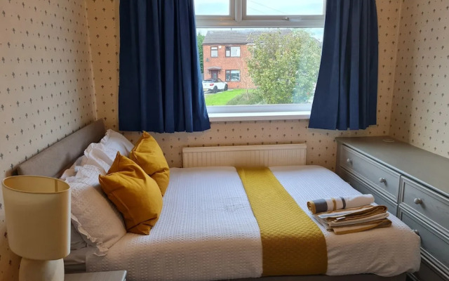 Immaculate 3-bed House With Free Parking in Bolton