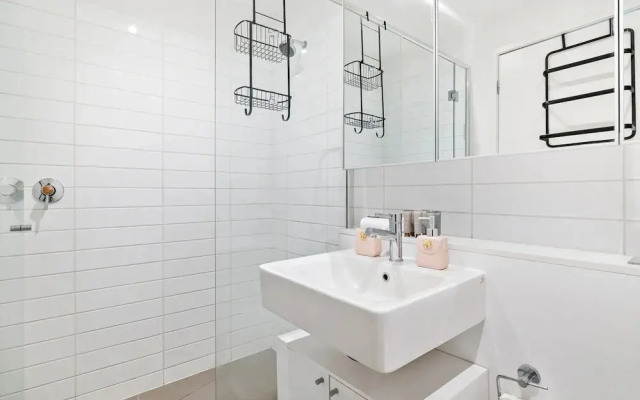 Bright 2-bed Home With Secure Parking