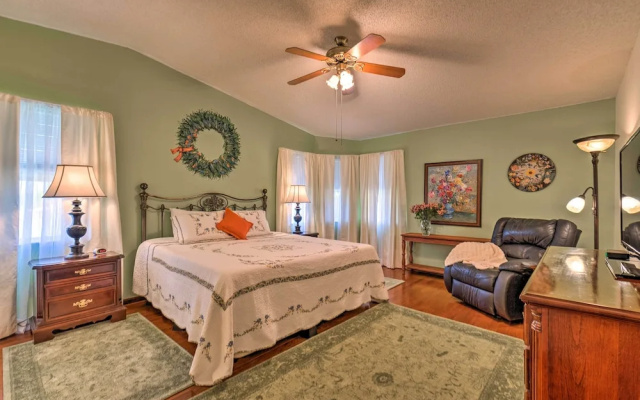 Lovely Lady Lake Home w/ Resort Amenities & Lanai!