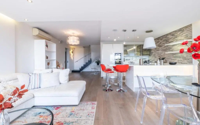 SERRENDY PENTHOUSE STYLE HOUSE Swimming pool and absolute calm!