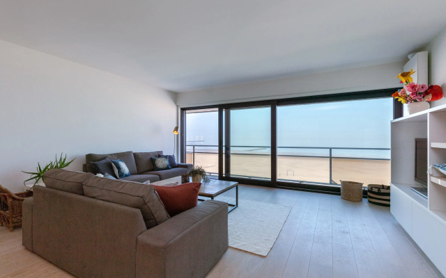 Luxuriuous family apartment with beach view