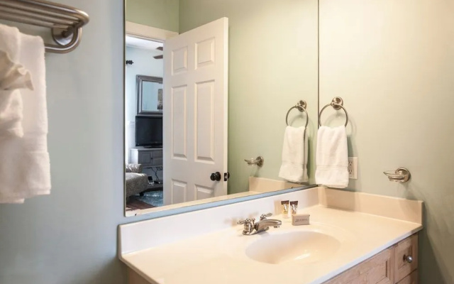 Cozy Seacrest Studio Condo by RedAwning