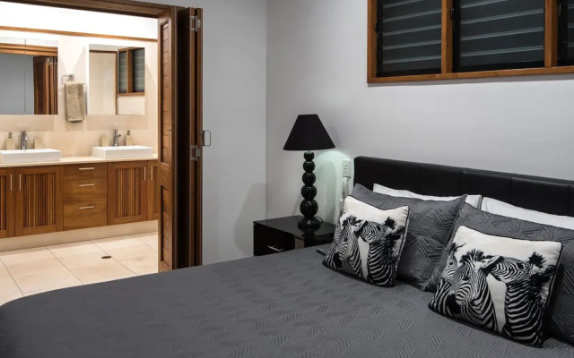 The Boathouse - Luxury Holiday Home with Jacuzzi