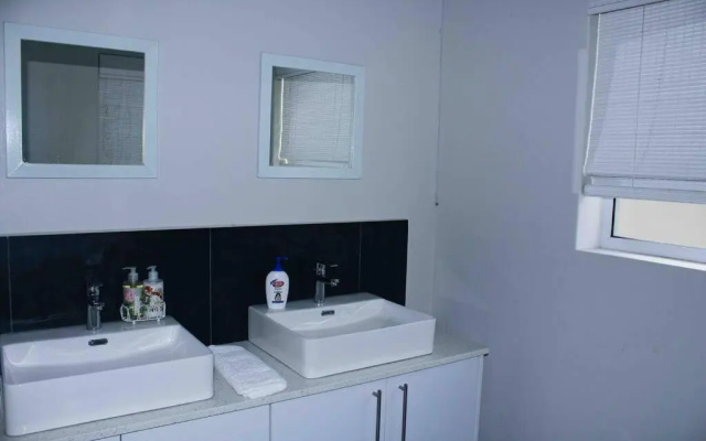 Cheerful 3- bedroom residential home with pool