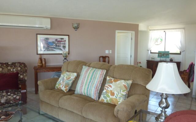 Отель Casa de Las Flores 3 Bedrooms 3 Bathrooms Villa комната для гостей