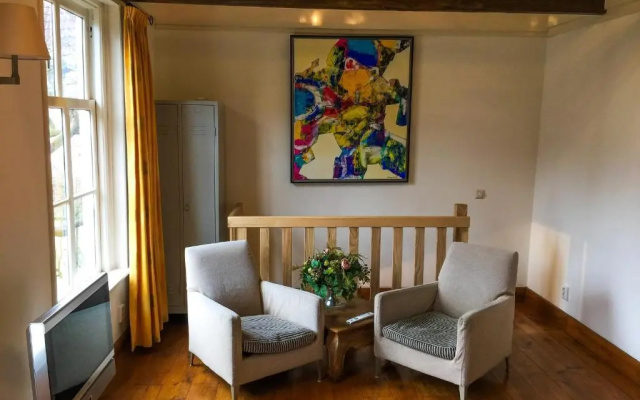 Apple Tree Cottage - discover this charming canal home in our idyllic garden