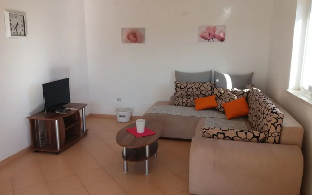 Apartments next to sea Maris