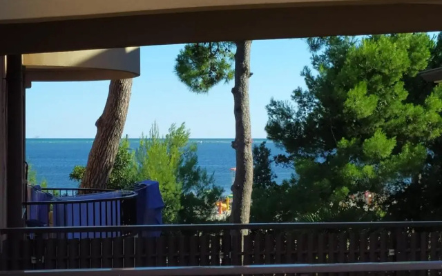 Appartamento Mirabell, FRONTE SPIAGGIA, VISTA MARE CON PARCHEGGIO