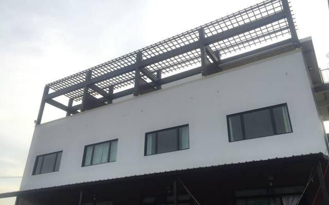 Апартаменты Poonsap Apartment Ланта вид на фасад
