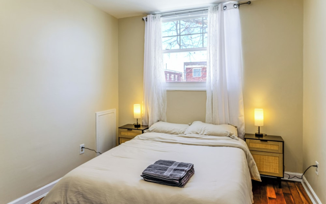 6 Mi to Smithsonian Museums! Convenient Townhome