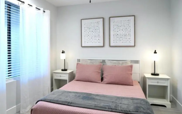 Beautiful 5-bdrm Vacation Home W/heated Pool !