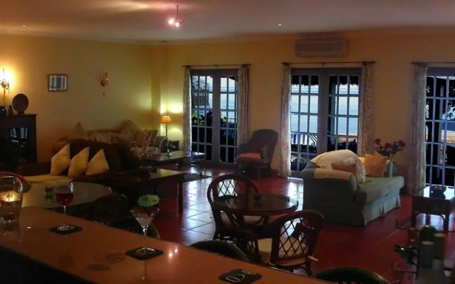 Las Flores Country & Beachside Hotel