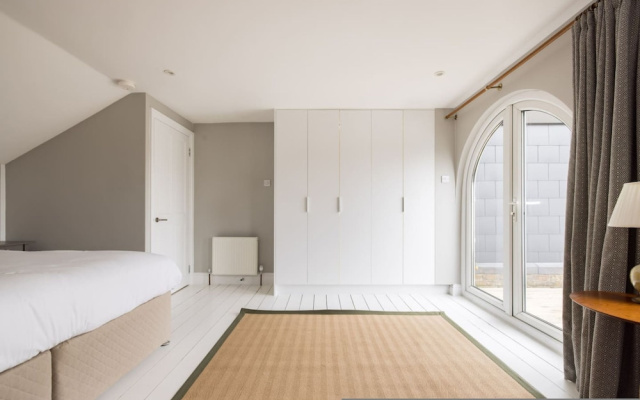 The Thames Embrace 3 BR & Garden House