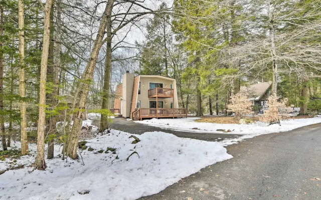Tobyhanna Cabin w/ Deck, Community Pool & Golf!