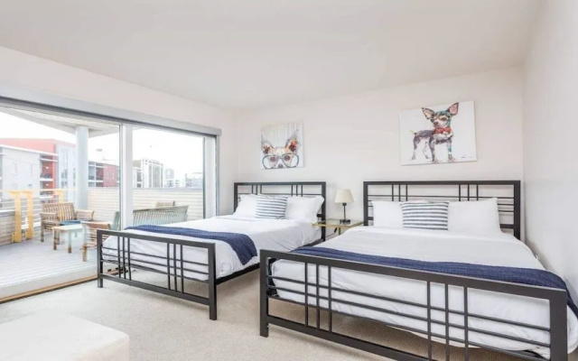 Upscale 3BR Penthouse by CozySuites