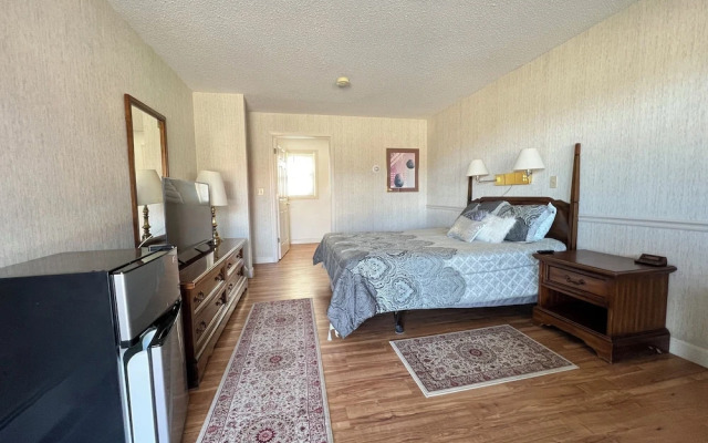Island Pond Country Inn (Formerly the Lakefront Inn & Motel)