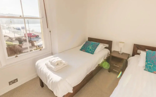 Waters Edge Apartment at Beach House