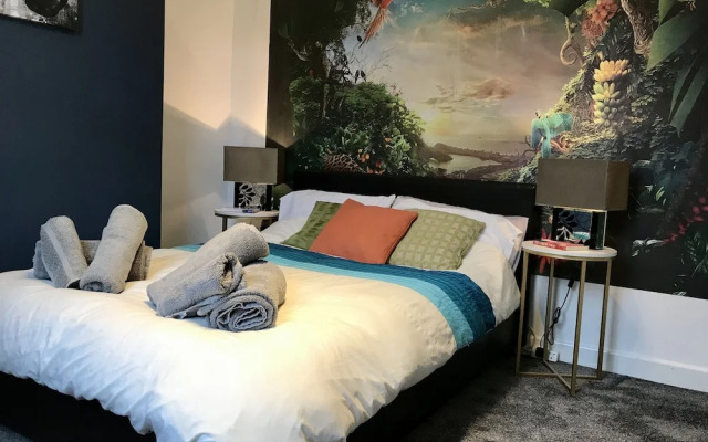 Stylish 3 Bedroom House Only 5 Mins From M6/m58
