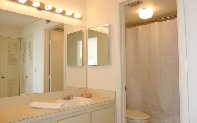 Sun-bright Beachfront Condo With Pool/tennis Courts