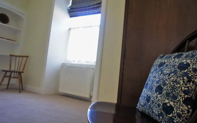 Fantastic 2 Bedroom, Spacious and Great Location!
