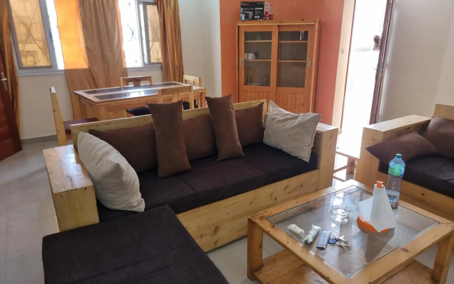 Chambres Privees Climatisees-Douches Personnelles-Neflix-Salon