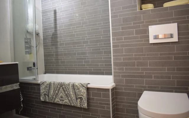 1 Bedroom Apartment With Balcony in Putney
