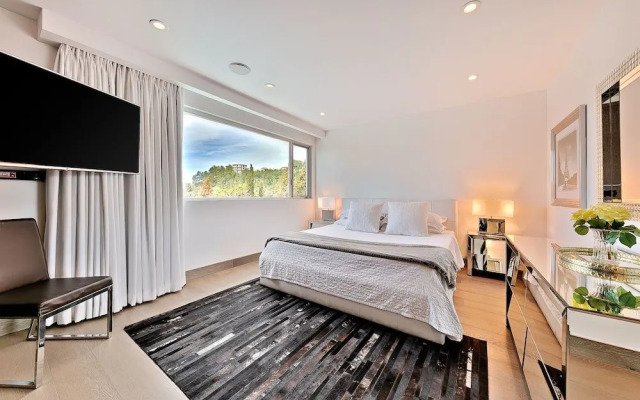 Hollywood Estate With Stunning Views