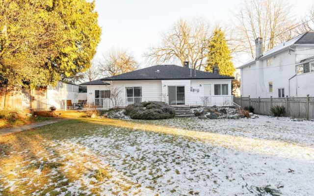 Отель Location! Classic House in Heart of Vancouver Канада, Ванкувер - отзывы, цены и фото номеров - забронировать отель Location! Classic House in Heart of Vancouver онлайн вид на фасад