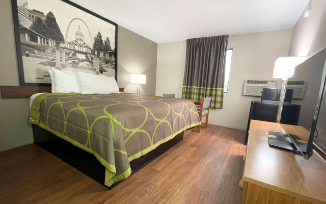 Super 8 by Wyndham Eureka/Six Flags Nearby