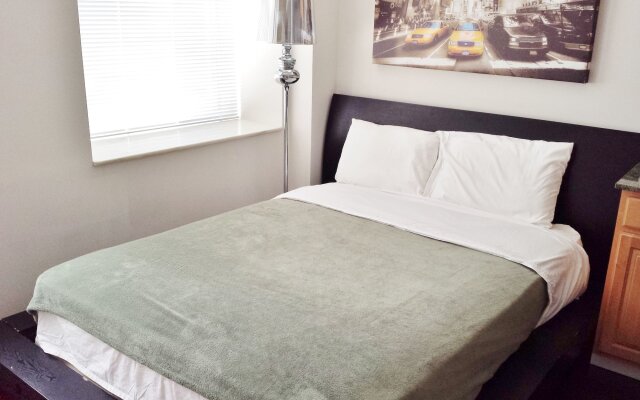 Апартаменты Pittsfield Apartments + Suites вид на фасад